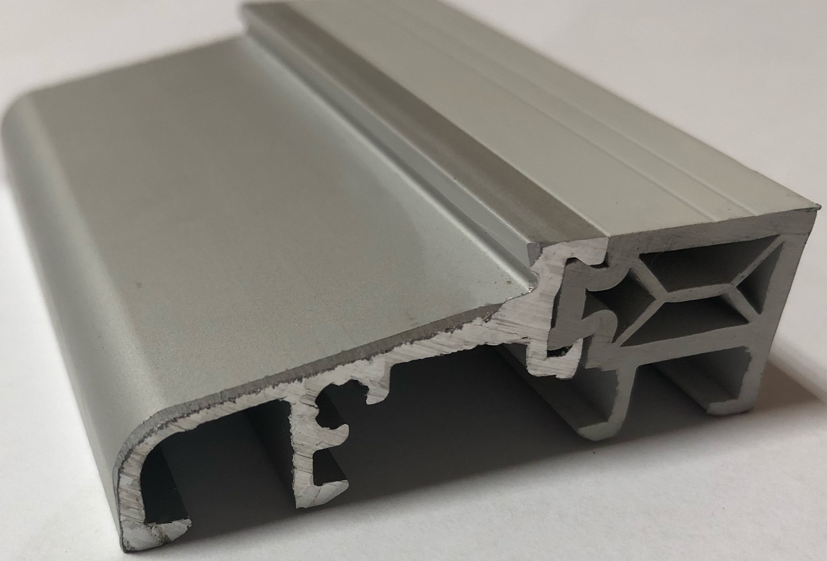 Алюминиевый порог с термовставкой